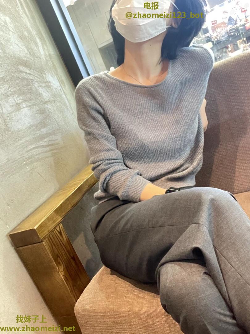 国贸站立后入苗条的乐宝