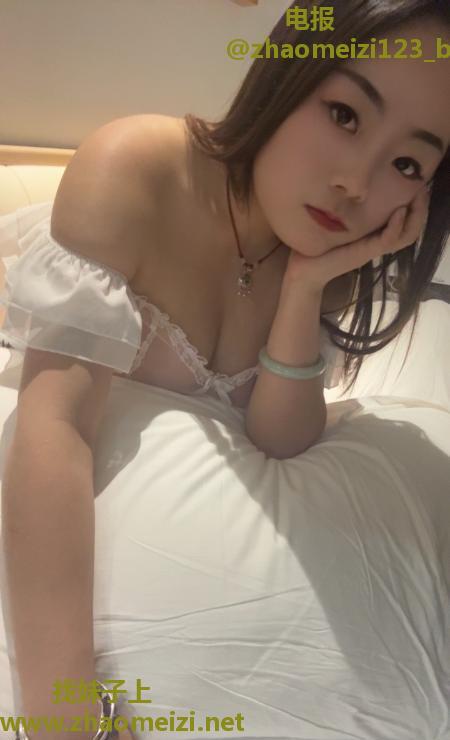 大胸服务型小姐姐