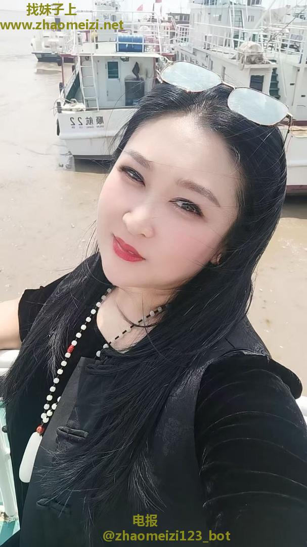 丰满翘臀老板娘