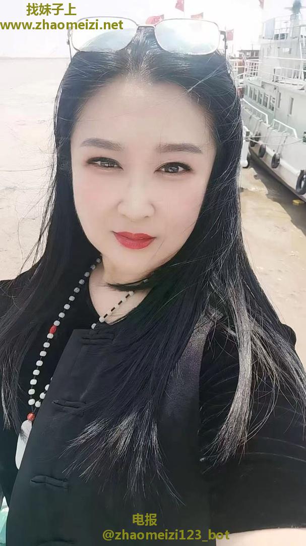 丰满翘臀老板娘