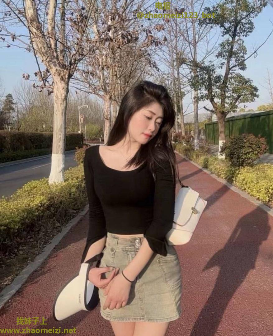 大胸肤白小姐姐