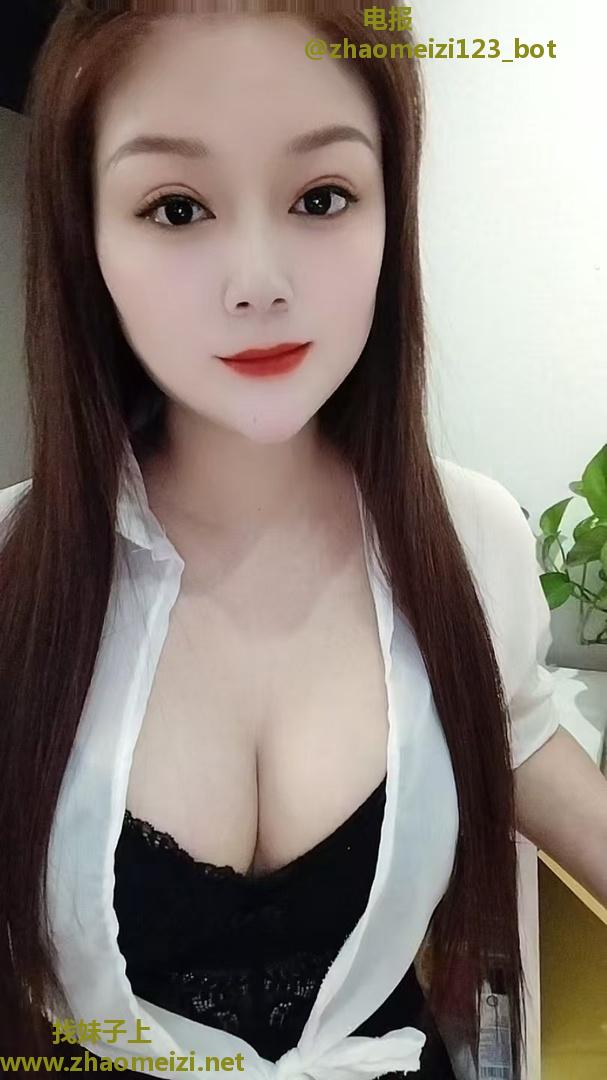 丰满大波小姐姐