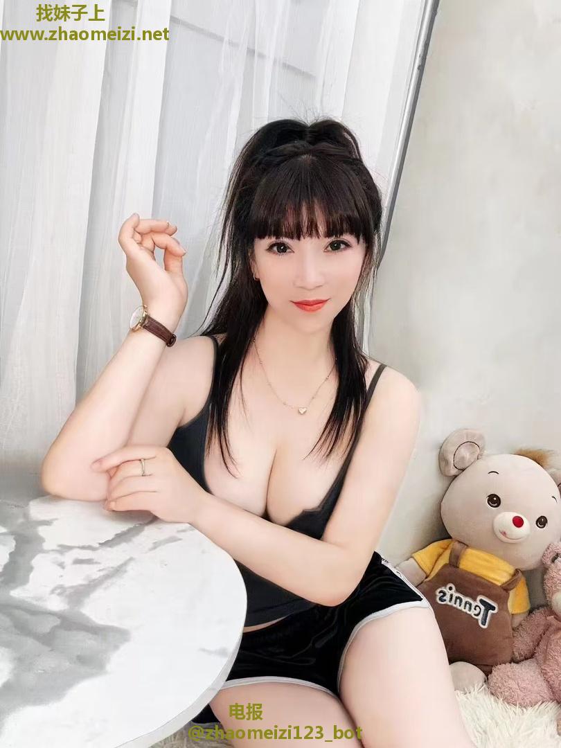岗顶性感少妇