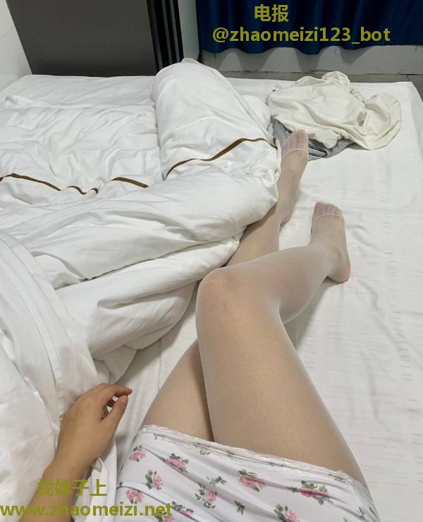 大胸服务控嫩妹