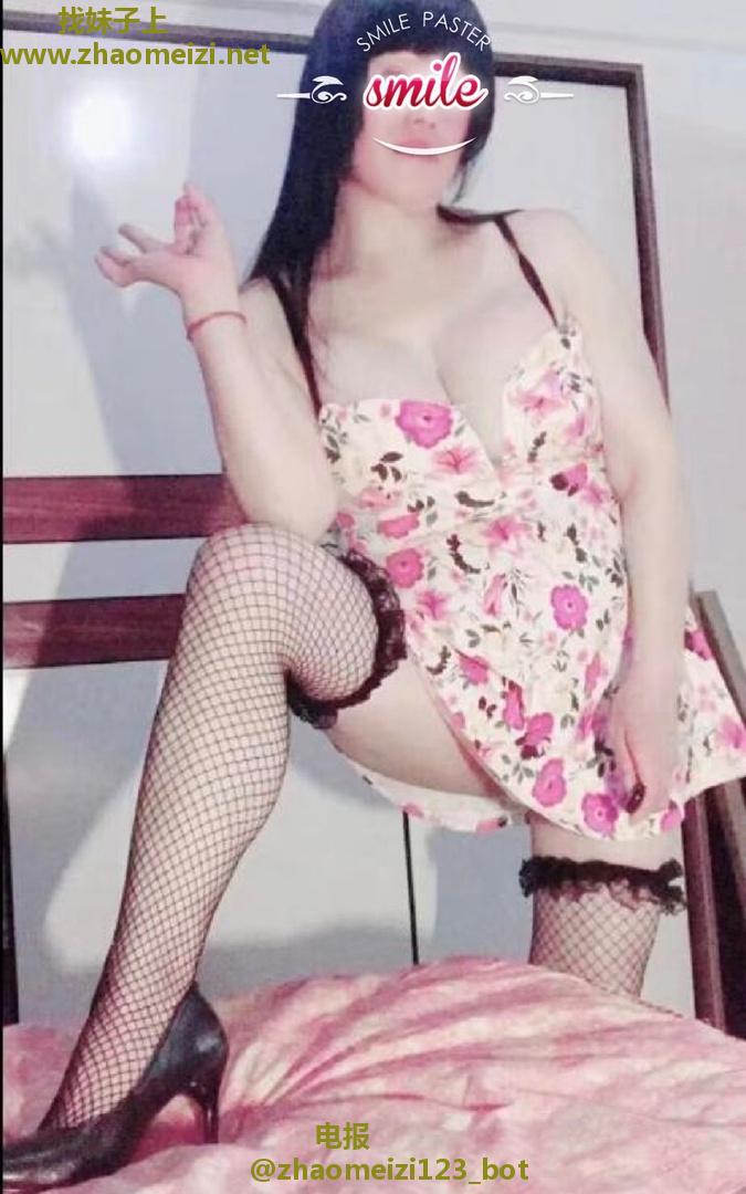 性感巨臀三通骚货