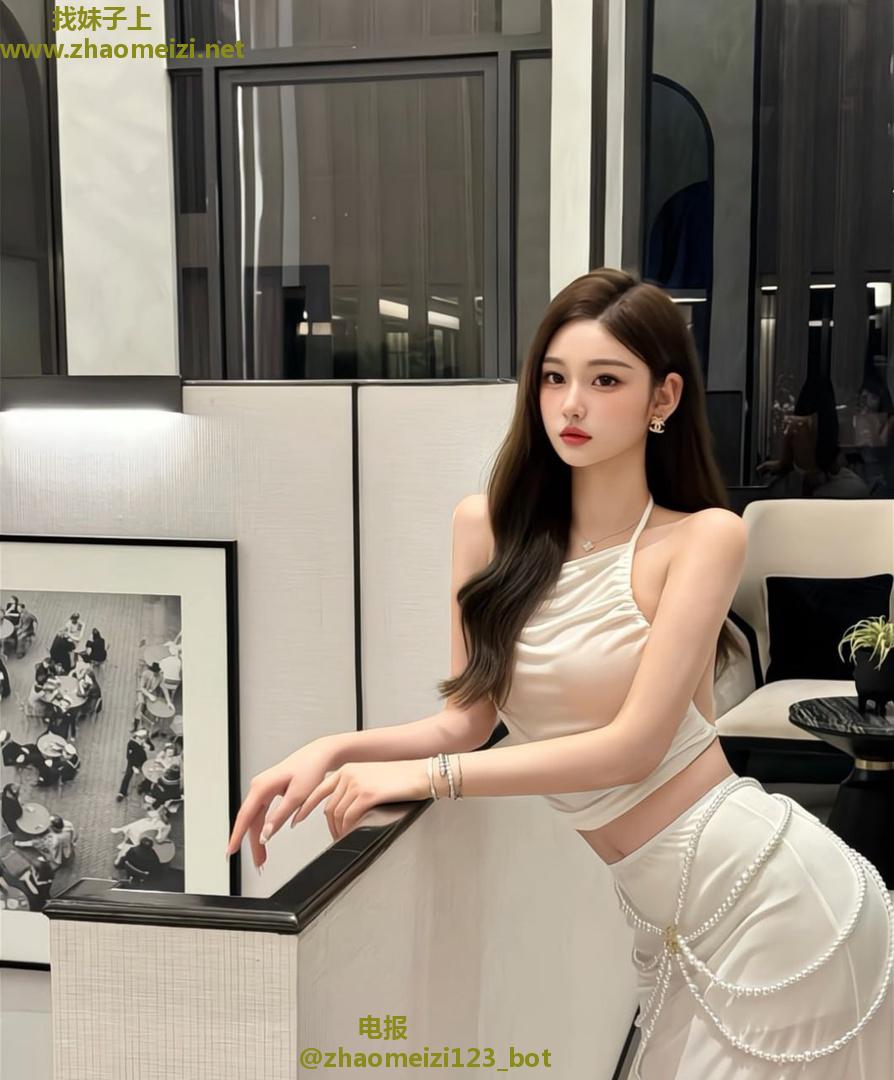 白嫩性感女大兼职妹