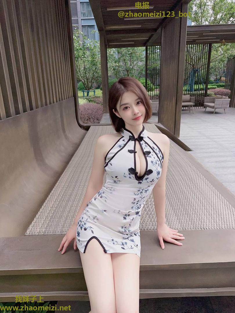 潮喷旗袍骚逼姐姐