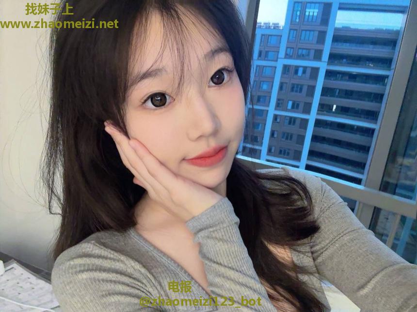 反差喷水骚嫩女高兼职