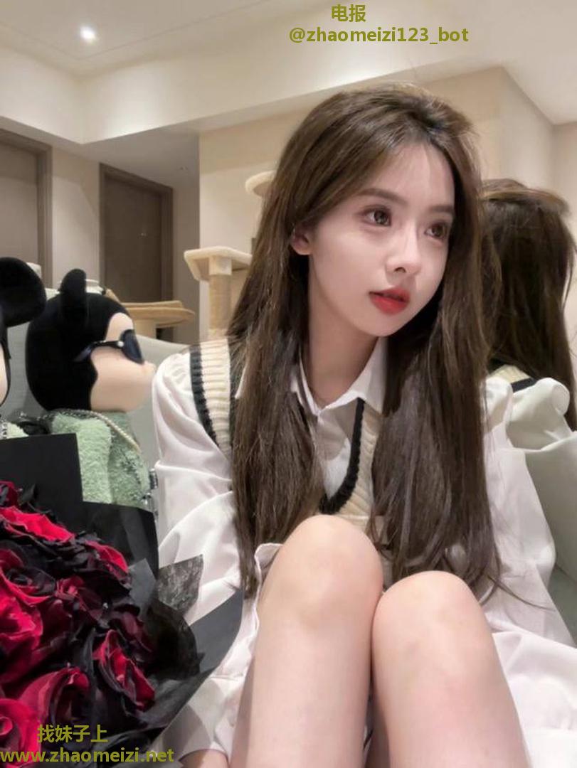 腼腆可爱反差女大