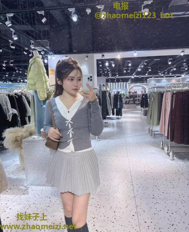 纯情大胸闷骚少女