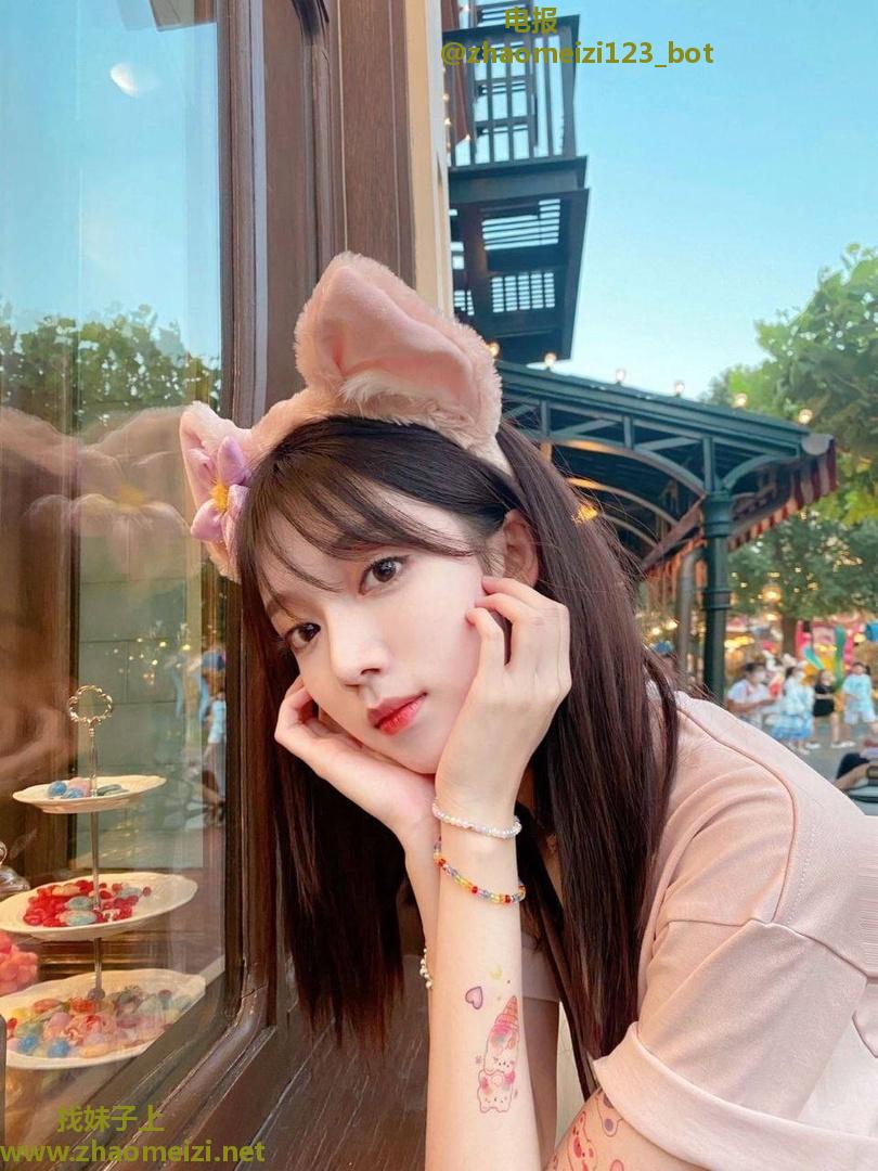 热情肤白大胸湿妹