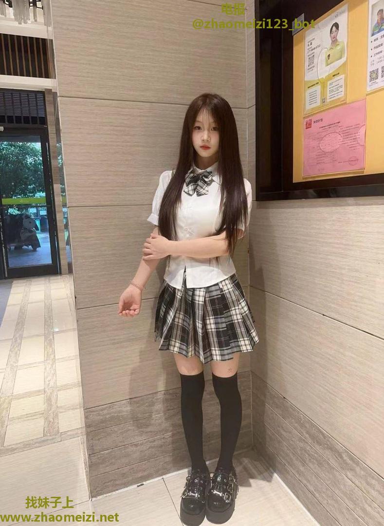 刚毕业纯情性感少女