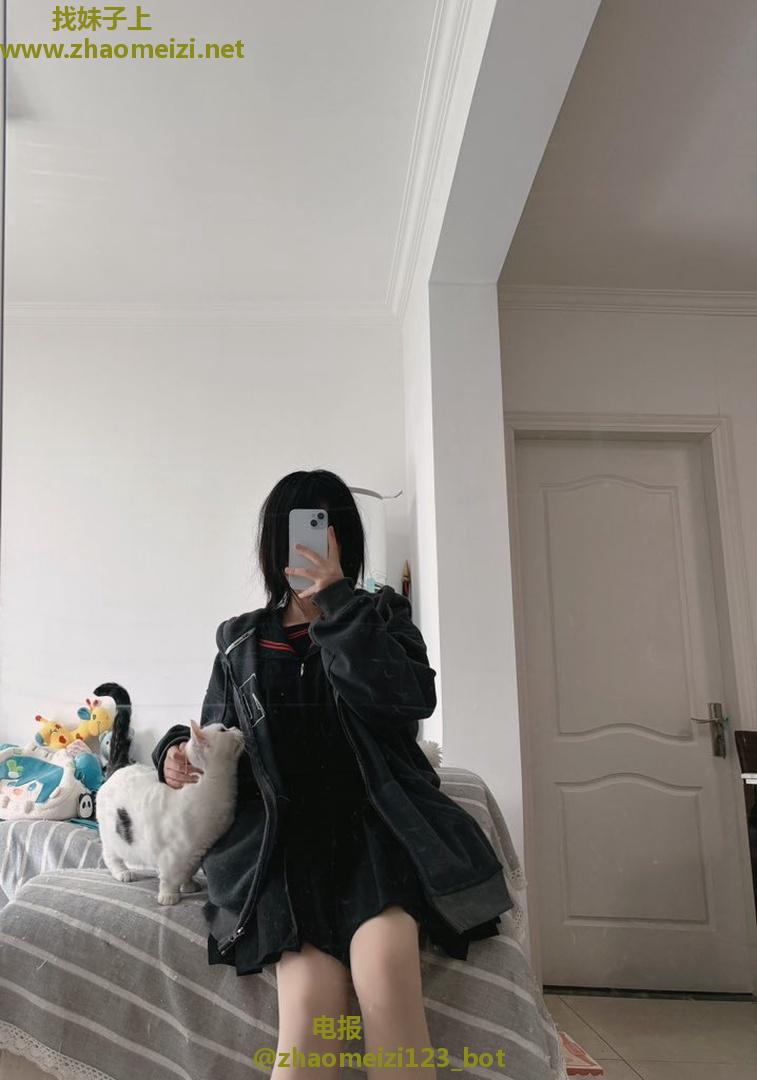 外表清纯反差巨乳萌妹