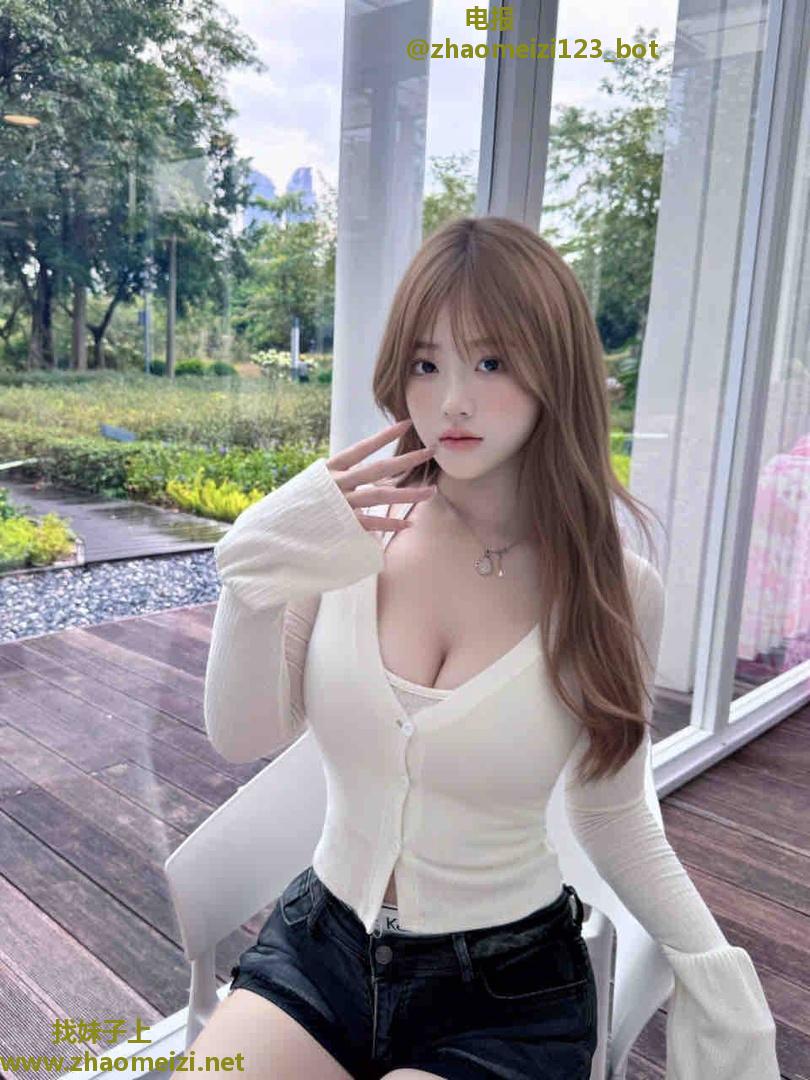 南湖白皙滑嫩大胸学姐