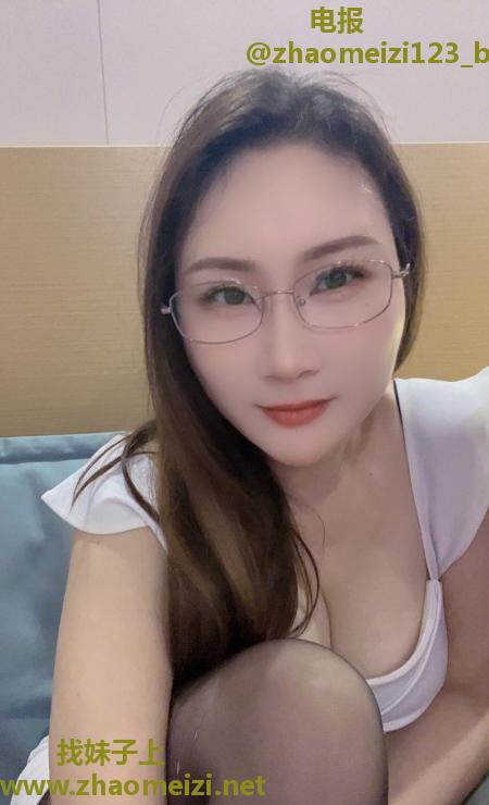 服务型性感美乳少妇