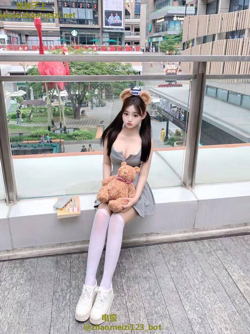 可爱白皙湿穴巨乳嫩妹