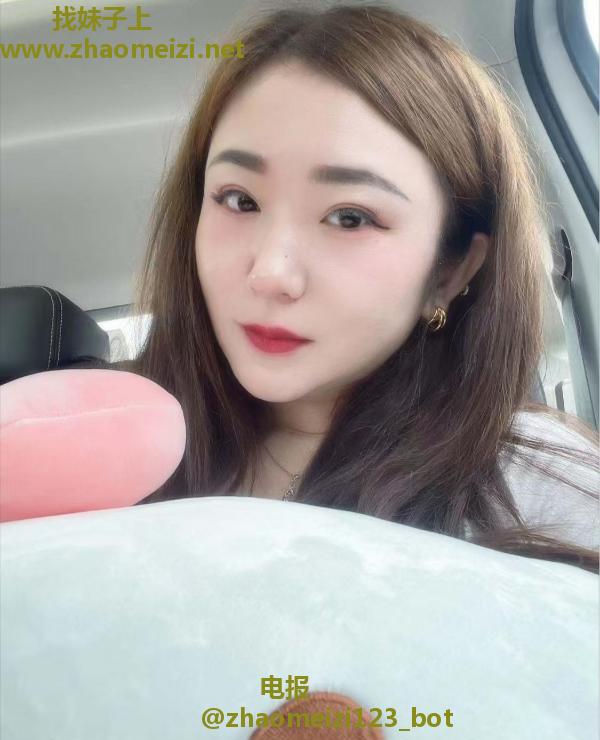 肤白丰满骚小美