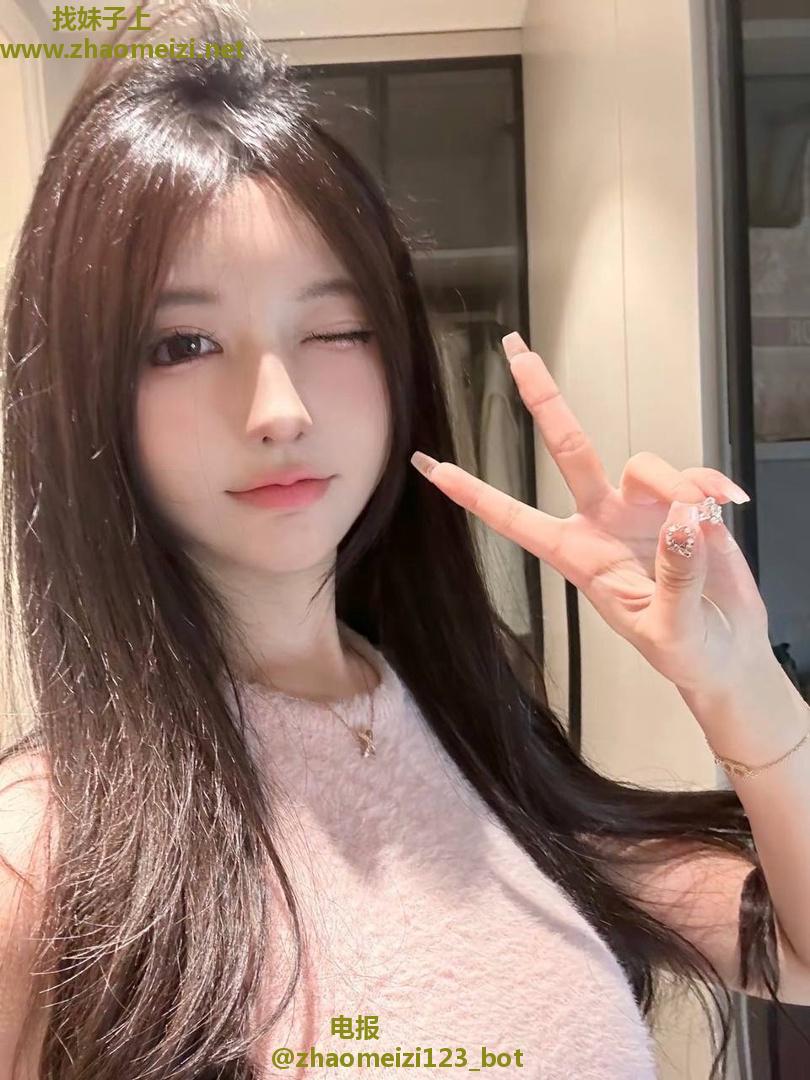 清纯白皙反差学生妹兼职