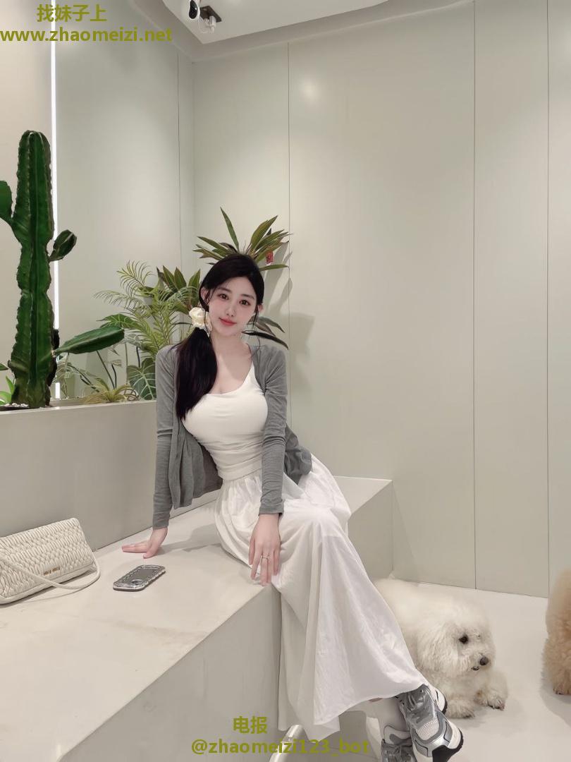 36D大奶的年轻骚小妹