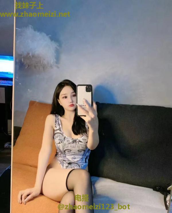 出击一字马小姐姐