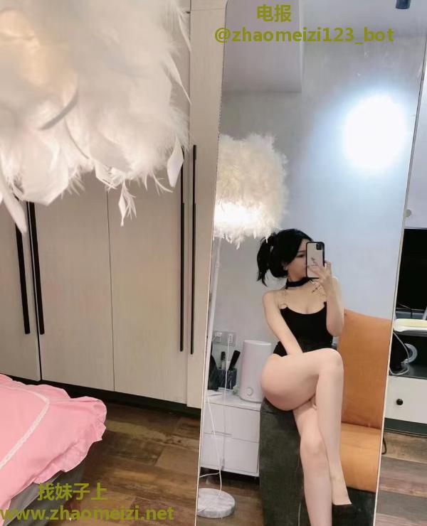 出击一字马小姐姐