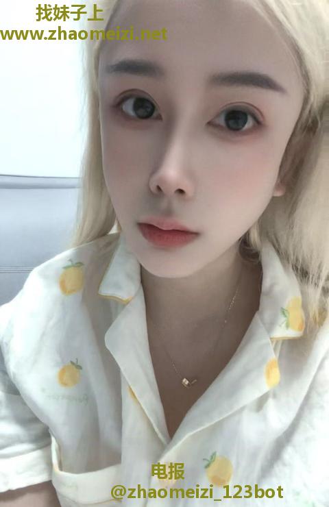 人瘦胸大的小姐姐