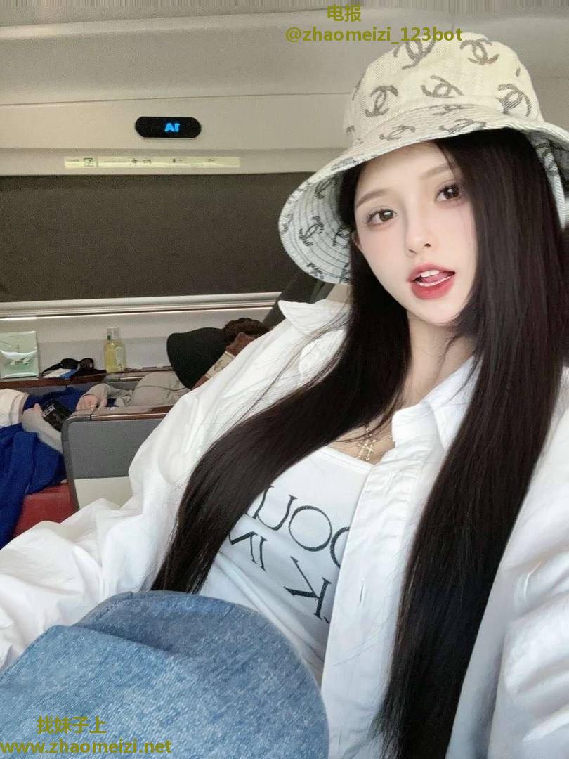 粉嫩诱人高颜值女大