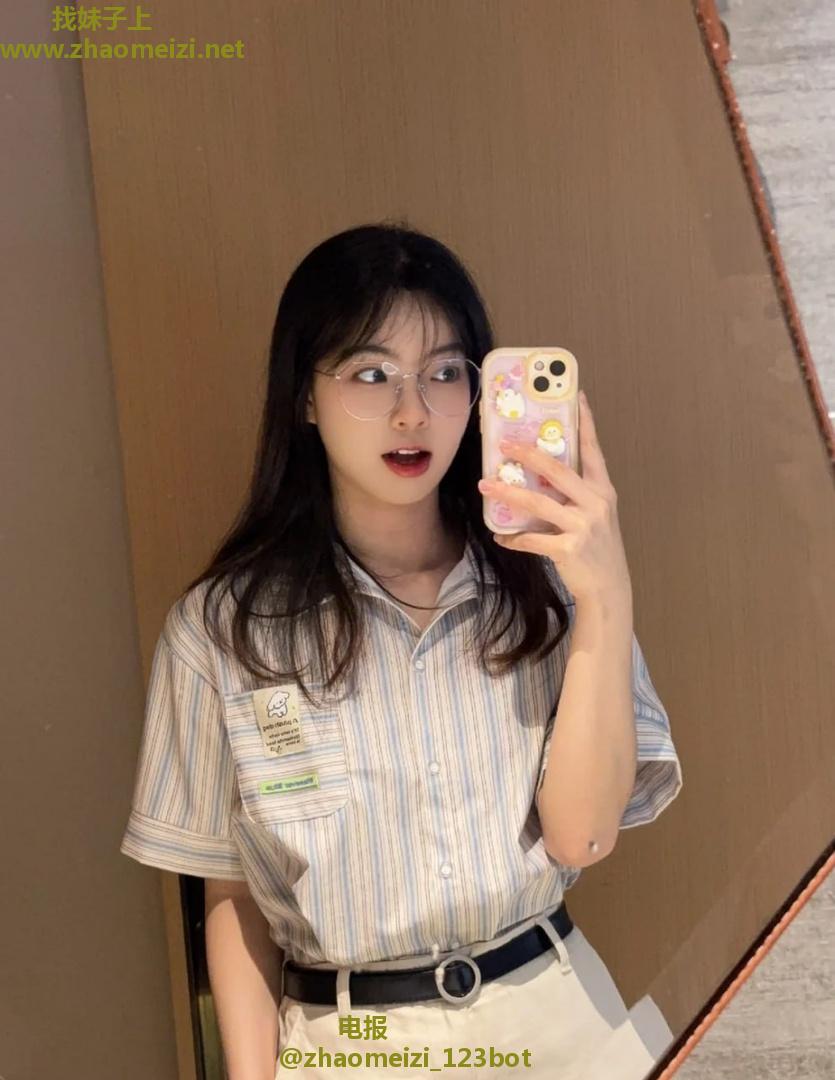 反差白嫩眼镜妹