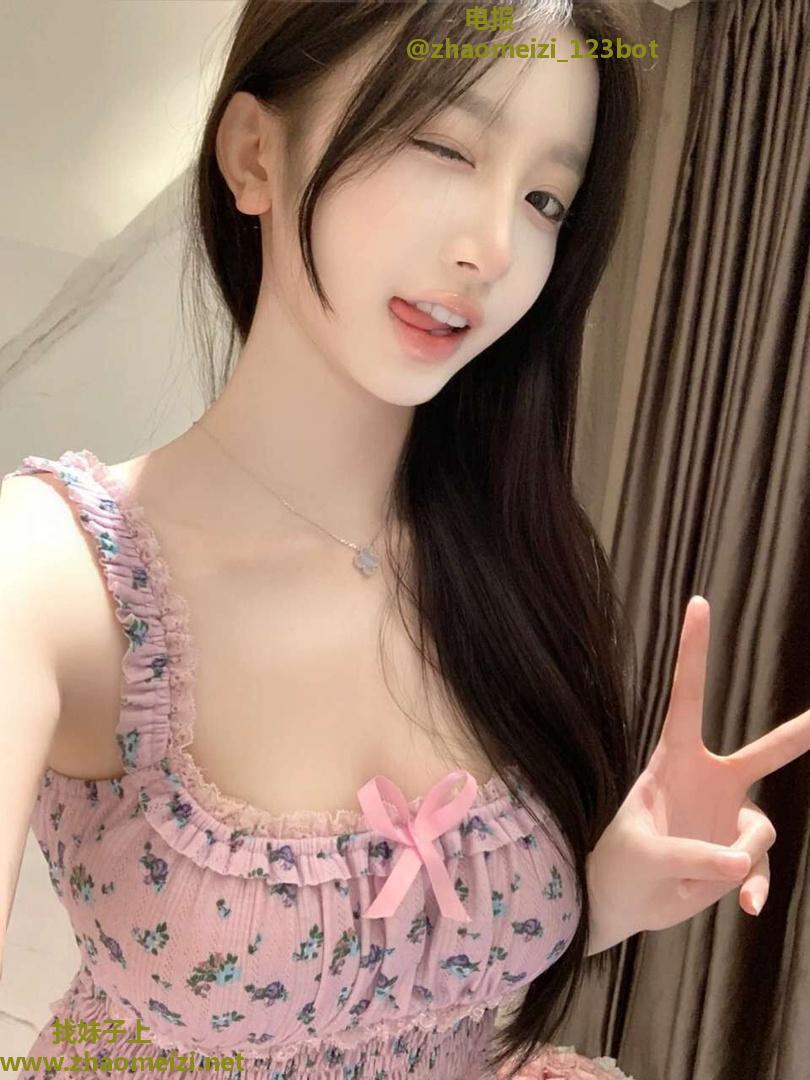 白嫩诱人水嫩姐姐