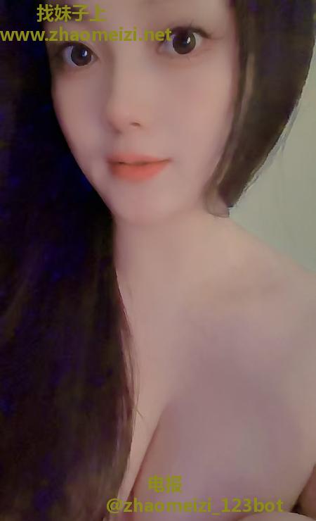 服务型苗条少妇