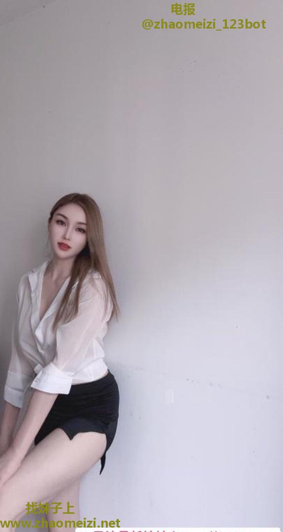 性感小妖精舌头很软