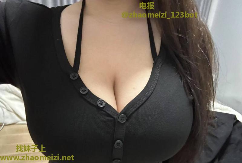 乳交颜射F巨乳妹