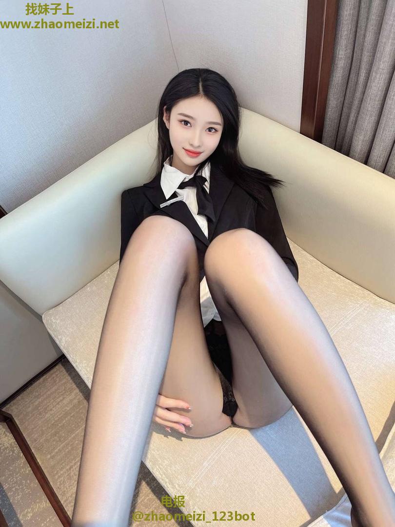 极品黑丝翘臀嫩模