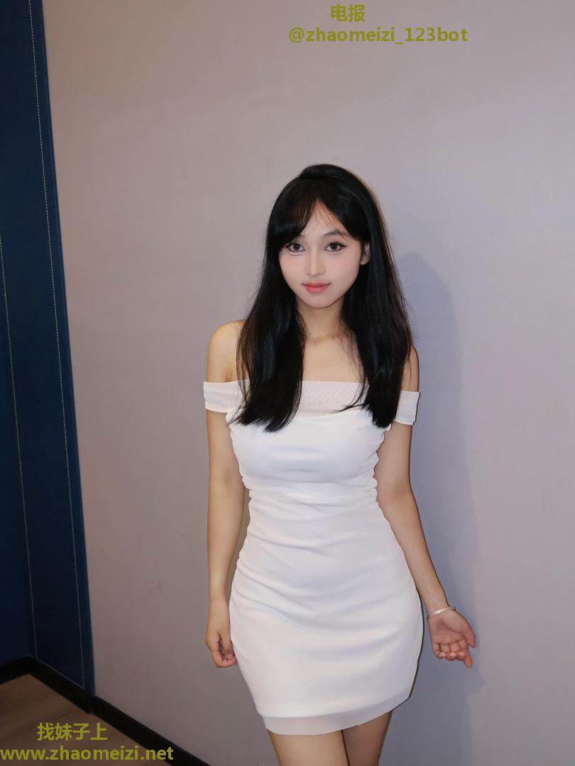 性感白嫩兼职女大