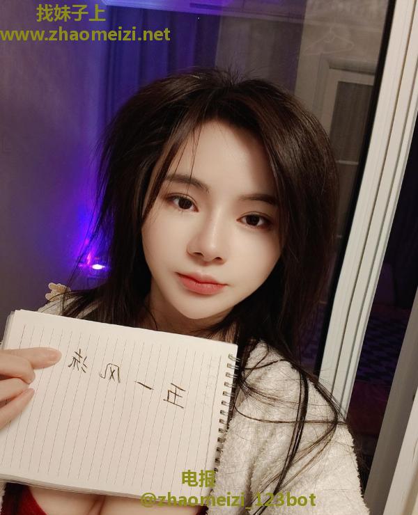 肤白大胸小少妇