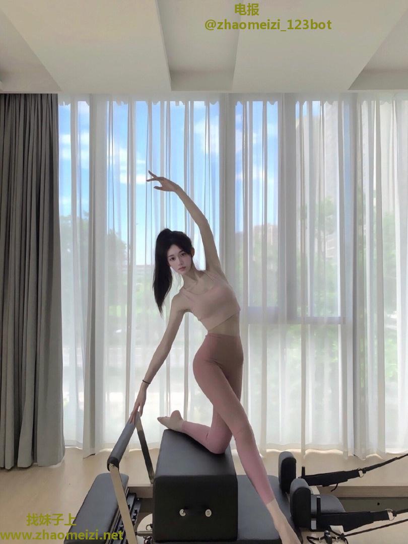 性感瑜伽私教沐沐