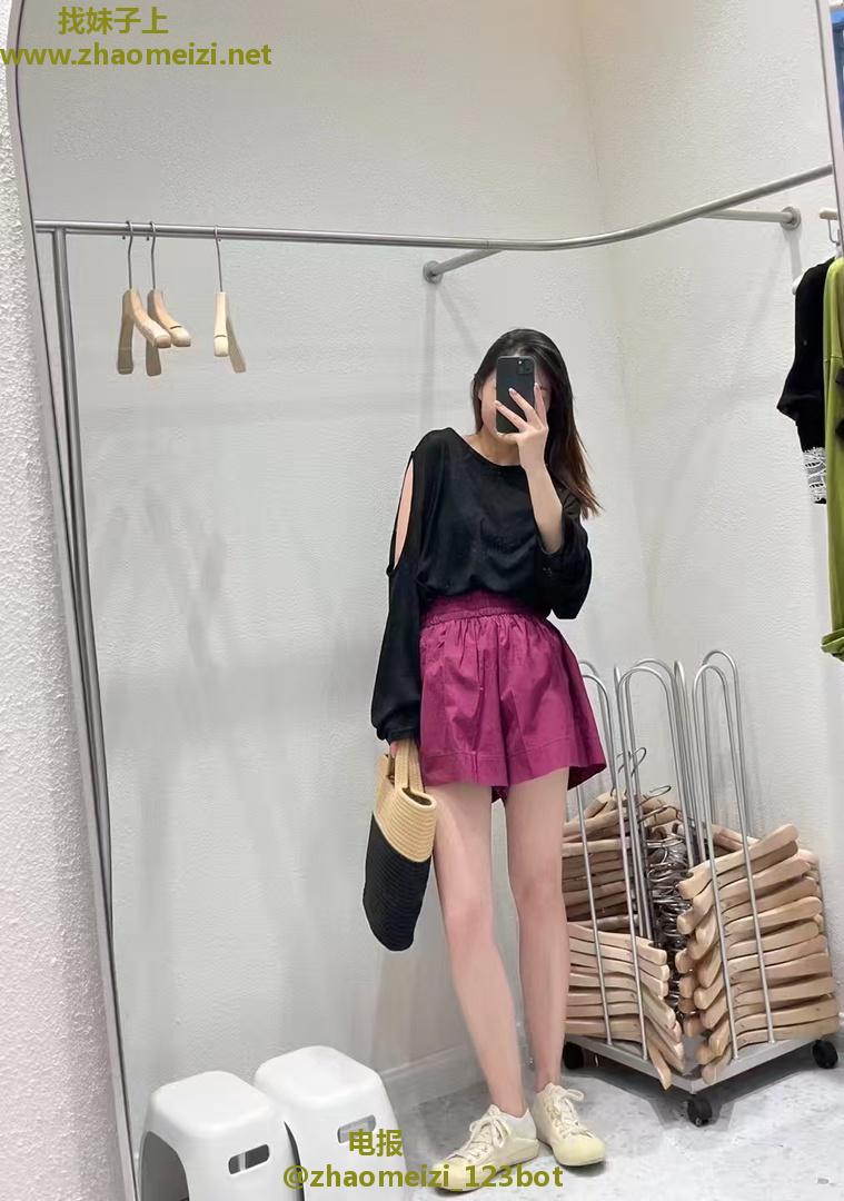 白云永泰性感小妮