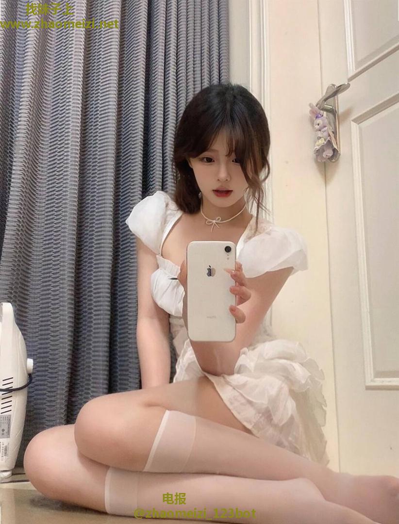 可爱反差制服学妹