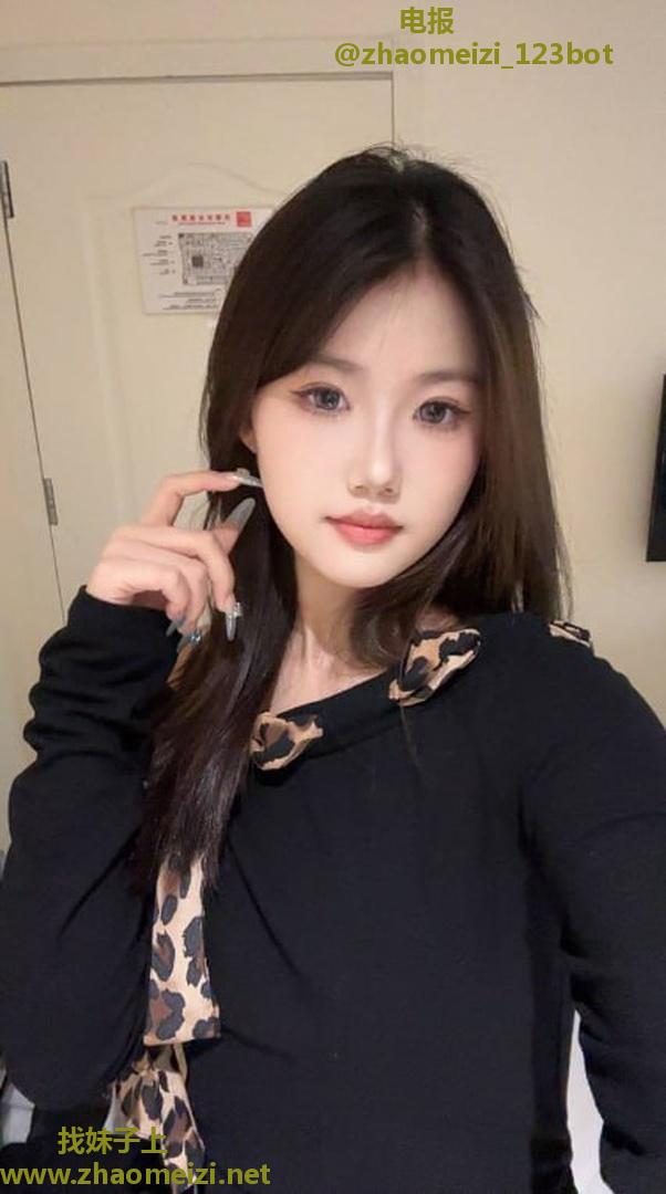 丰满水嫩翘臀妹