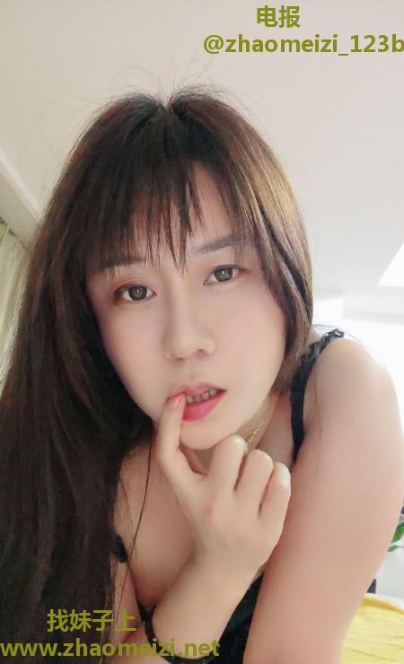 白云舌吻少妇