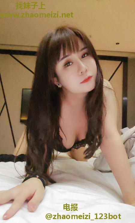 白云舌吻少妇