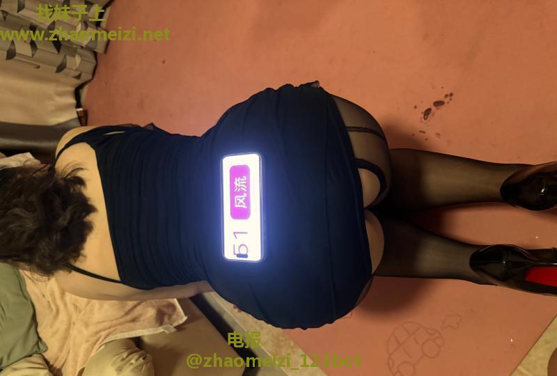 肥臀黑丝少妇