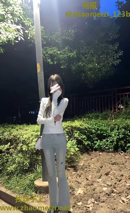 南站三点粉白虎小妹妹