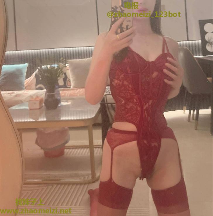 红衣裙艳儿少妇