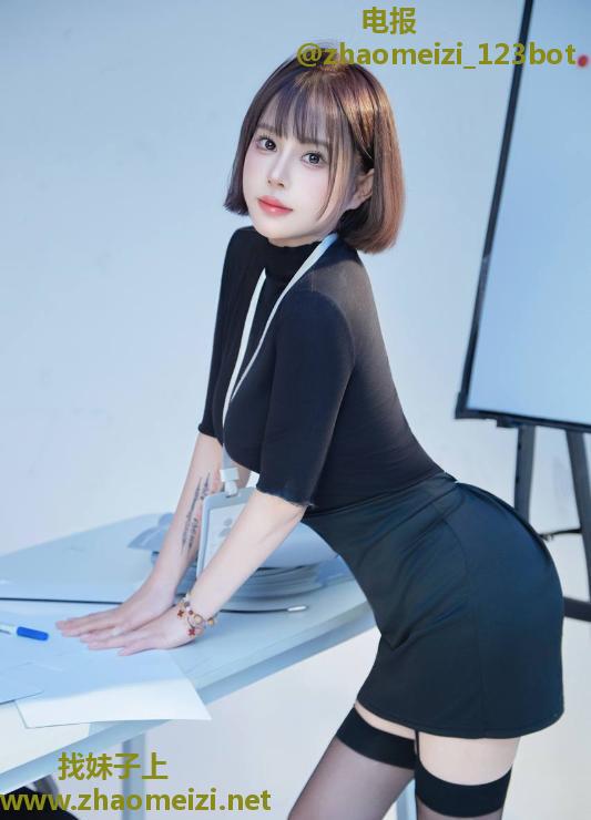 丰满大胸短发冰淇淋