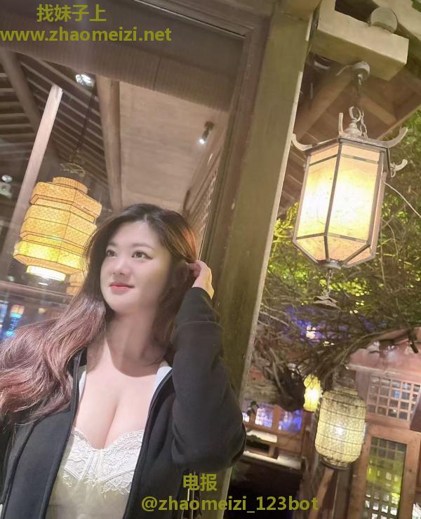 建国路大奶钱小胖