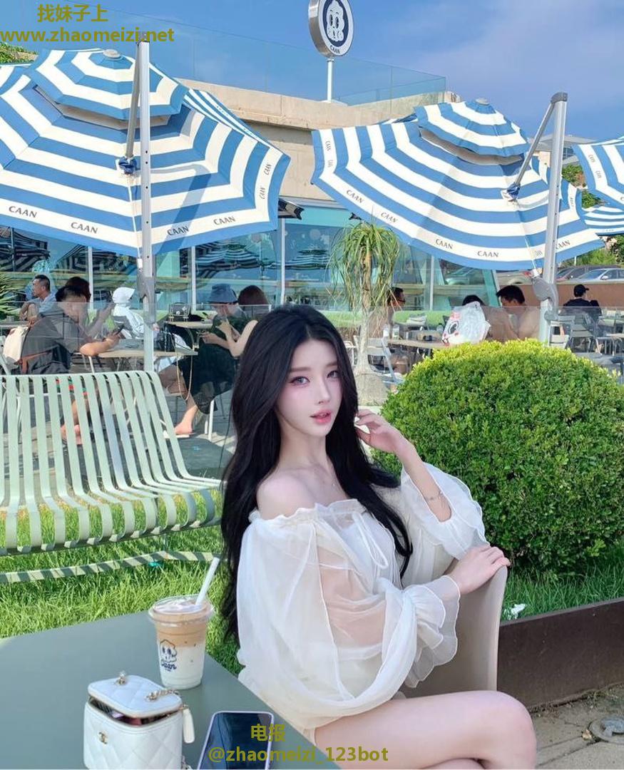 翘臀白皙光滑骚妹