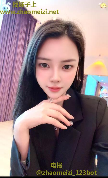 黑丝翘臀美女