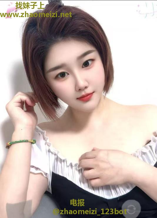 短发性感少妇