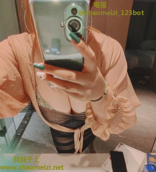 江岸肥臀骚妞妞